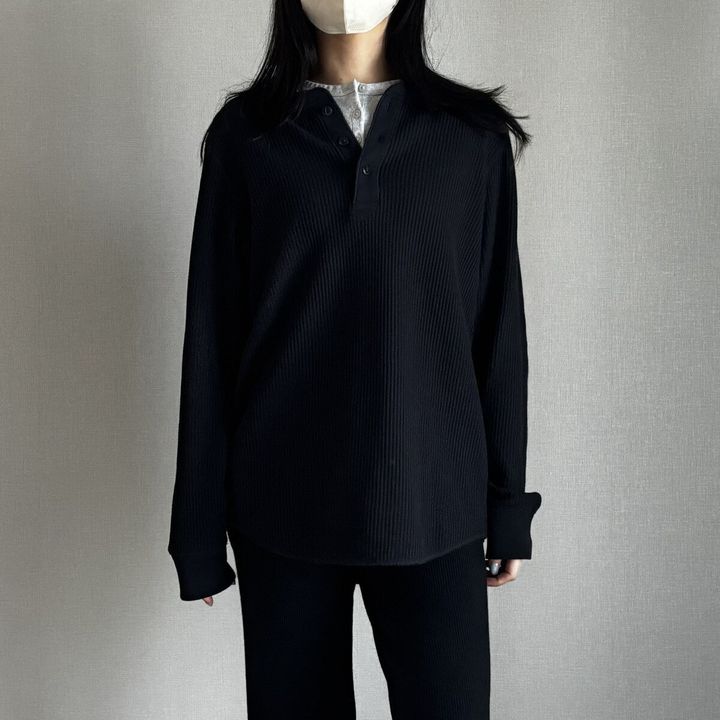 ユニクロ ワッフルヘンリーネックTシャツ Mサイズ×デニムのゆるっとコーデ