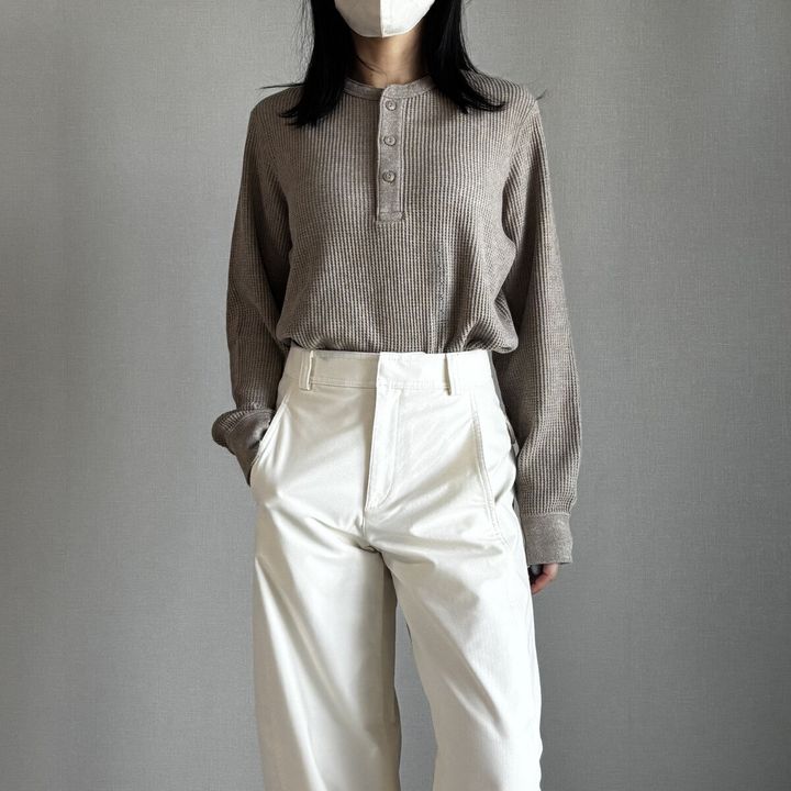 ユニクロ ワッフルヘンリーネックTシャツ Sサイズ×白タックワイドパンツコーデ