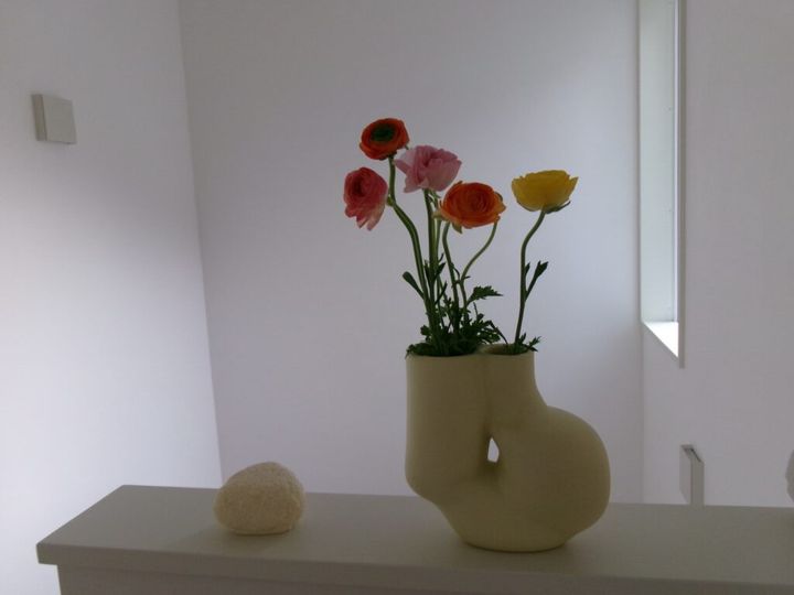 ガーベラを活けた花器