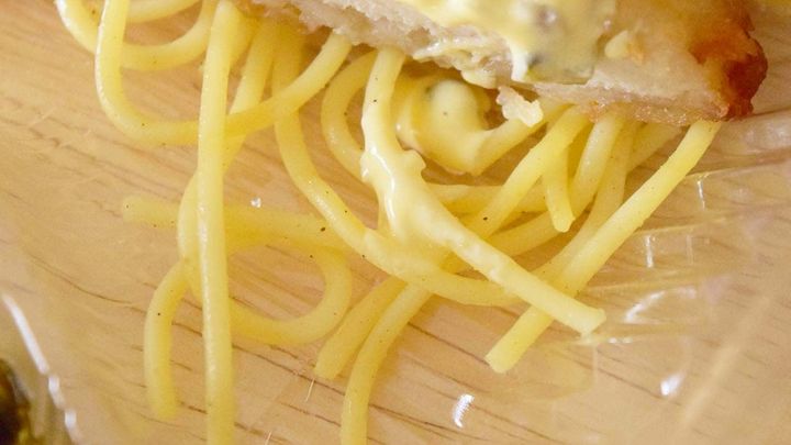 チキン南蛮の下にはパスタ