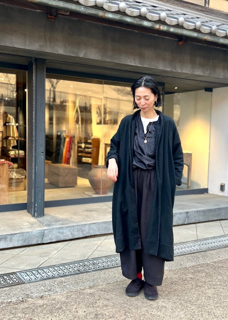 関西スナップ】シルクシャツとゴールドアクセで、しっかりツヤ感のある