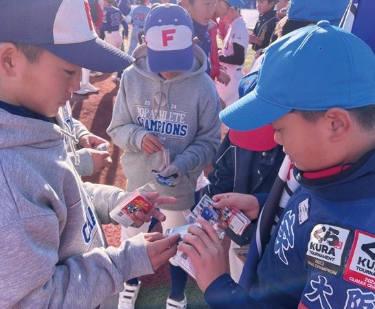 学童野球の全国大会「ポップアスリートカップ」の選手たちが『カード交換』で交流！