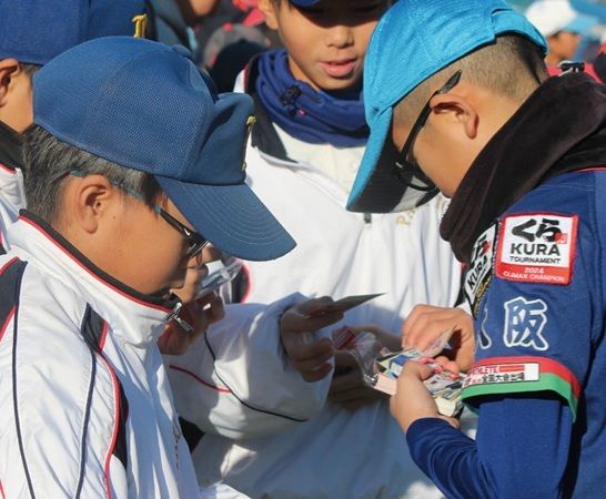 学童野球の全国大会「ポップアスリートカップ」の選手たちが『カード交換』で交流！