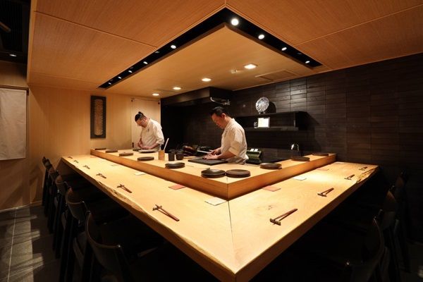 【東京都港区】「田町鮨 惠万」2周年記念！特別価格＆特典付きコースを期間限定で提供