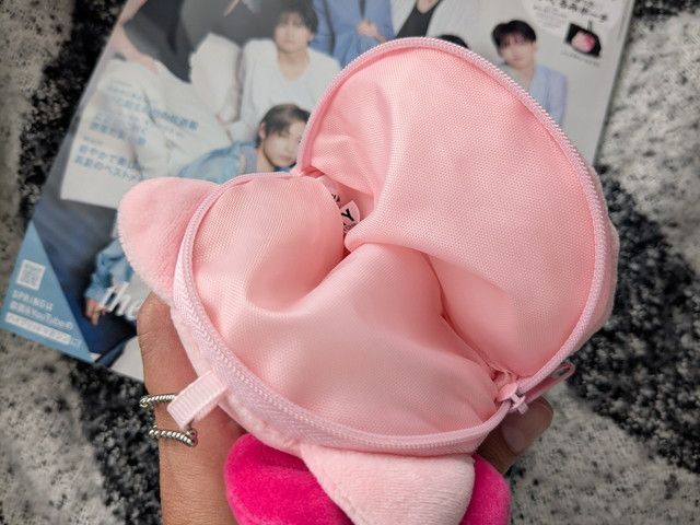 HELLO KITTYぬいぐるみポーチの内側。リボン部分がファスナー開口になっているつくり