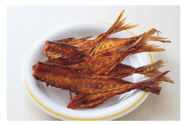 物価高のいま助かる！鶏皮はカリカリ揚げ、魚の骨はせんべい…捨てずに使う8つの料理術【昔ながらの家事コツ】