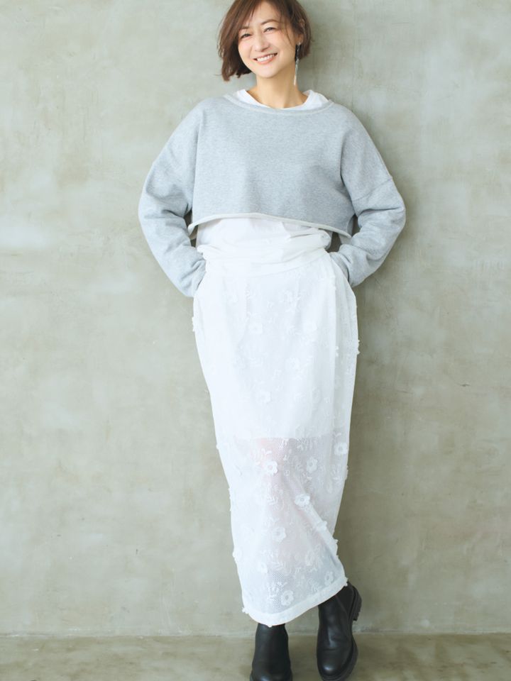 レーススカート¥28,600／アトリエ エディション（バーニーズニューヨーク）、スエット¥15,400、カットソー¥15,400／ともにプロタゴニスタ（アマン）、ピアス¥89,100／ヒロタカ（ヒ ロタカ 表参道ヒルズ）、ブーツ¥161,700／セルジオ ロッシ（セルジオ ロッシ ジャパン カスタマーサービス）
