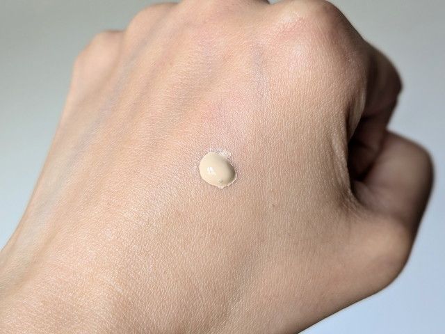 SUQQUザリクイドファンデーションe 110を手の甲に出した様子。淡いベージュのとろみのあるテクスチャーが確認できる