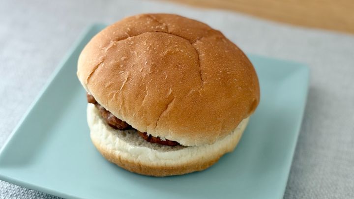 後味がピリッとくる！【ファミマ】ランチにぴったりなやみつきバーガー