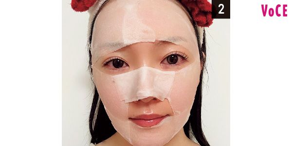 毛穴が気になる部位にはビタミンC、赤みが気になる部位には鎮静系ローションを含ませたコットンを2〜3分貼る