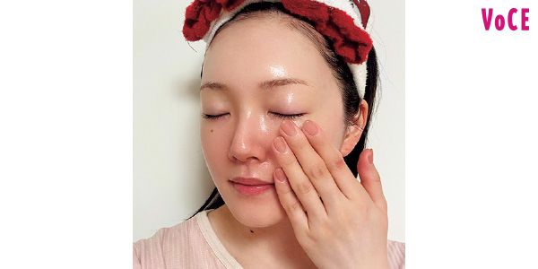 乳液含め、塗布時は摩擦を防ぐために手を顔の内→外へと一定方向に動かして塗るのが鉄則。