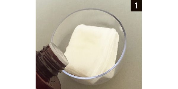 炭酸パックについているカップにコットンを入れて、化粧水をひたひたに注ぐ