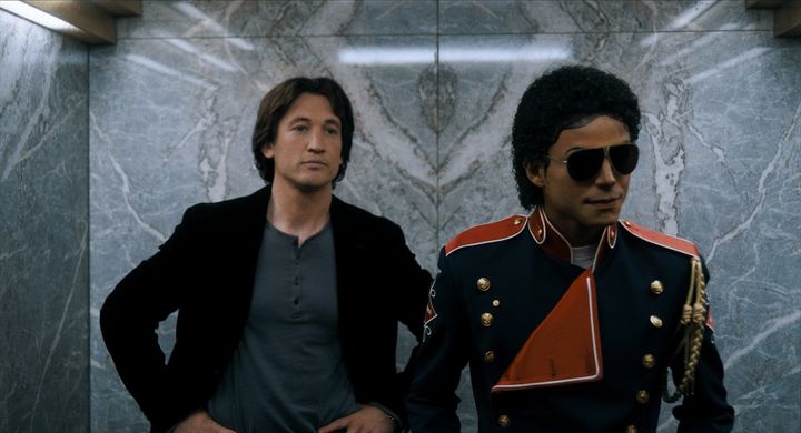 映画『Michael／マイケル』ジョン・ブランカを演じるマイルズ・テラー（左） （R）， TM ＆ （C） 2026 Lions Gate Entertainment Inc. All Rights Reserved. width=