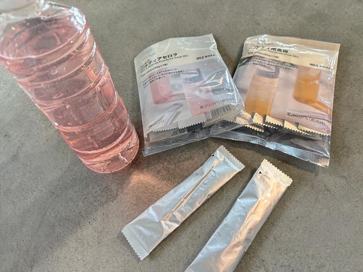 暑い季節におすすめ！ 無印良品の「水に溶かす」シリーズから、ソルティアセロラとソルティ南高梅を徹底レビュー。500mL分がサッと作れる利便性や、外出先で塩分補給ができる魅力、2つの味の違いをご紹介します。