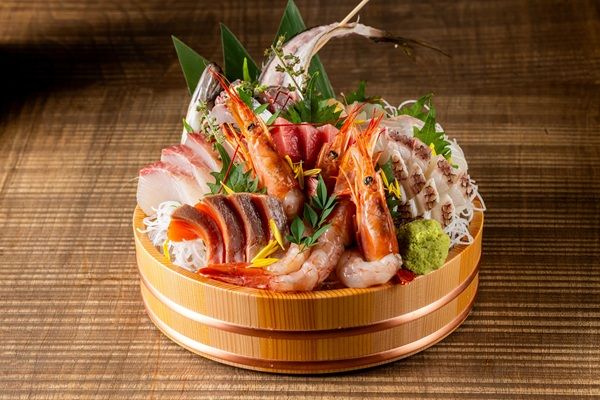 【東京都豊島区】100年続く魚屋の目利きによる鮮魚を炉端焼きで！池袋に隠れ家酒場「炉端 さかずき」誕生