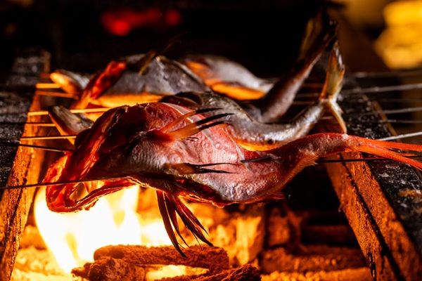 【東京都豊島区】100年続く魚屋の目利きによる鮮魚を炉端焼きで！池袋に隠れ家酒場「炉端 さかずき」誕生