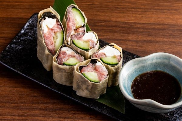 【東京都豊島区】100年続く魚屋の目利きによる鮮魚を炉端焼きで！池袋に隠れ家酒場「炉端 さかずき」誕生