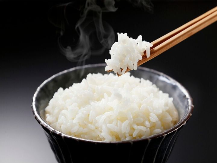 【内科医が解説】「ごはんは体に悪い」「ごはんは太る」という声をよく耳にしますが、本当でしょうか？ ケトン食研究に取り組んできた内科医の視点から、白いごはんに対するよくある誤解と、見直すべき食生活のポイントを解説します。（※画像：amanaimages）