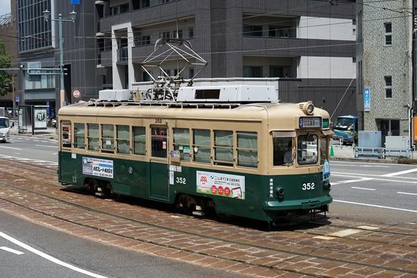 スニーカーメーカーのスピングルカンパニーが、広島電鉄とのコラボモデルを発売！