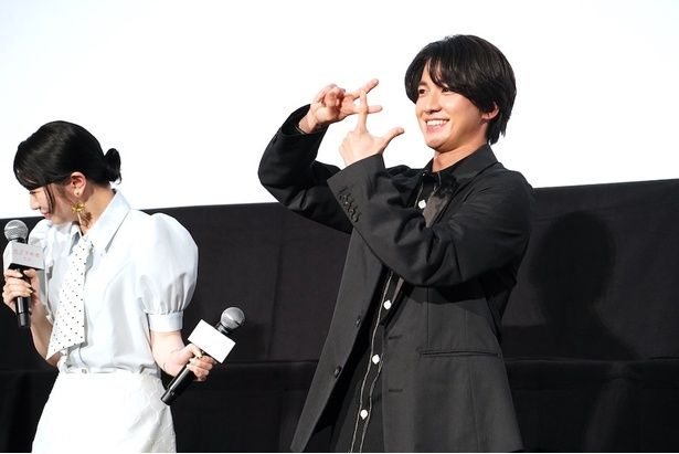 うれしそうに「モ」ポーズを披露する木戸と、笑いが止まらない桜田