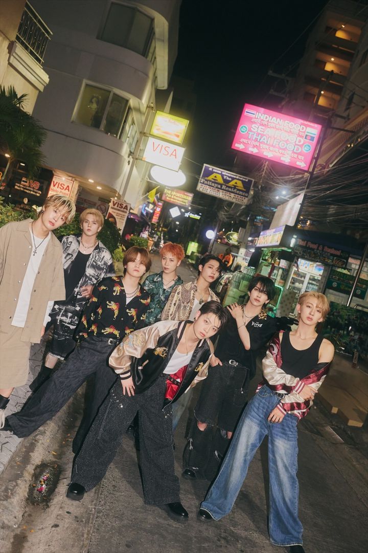 『MAZZEL 1st photobook with ZEAL』表紙カット （C）主婦と生活社 width=