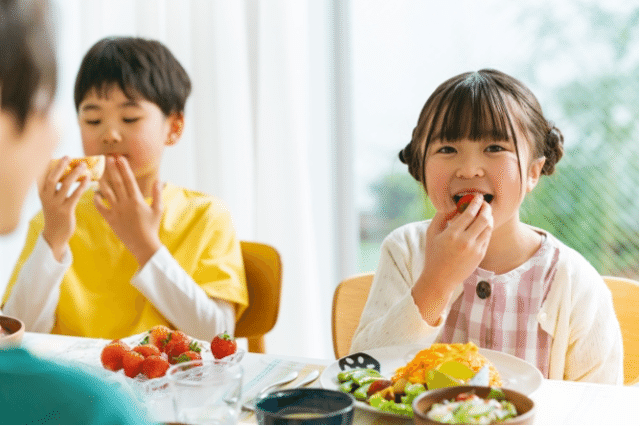 食事する子ども