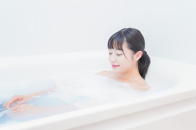 お風呂でお湯に浸かる女性