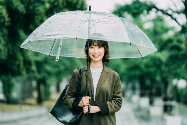 傘をさす女性