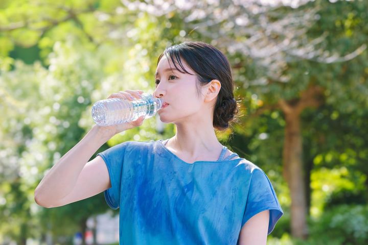 運動中にスポーツドリンクを大量に飲むと、どんなリスク？（画像はイメージ）