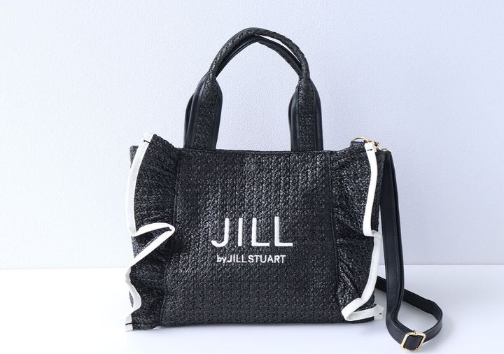 JILL by JILL STUARTロゴ刺繍と白パイピングのフリル、黒いショルダーストラップが付いた黒いラフィア風かごバッグの正面写真