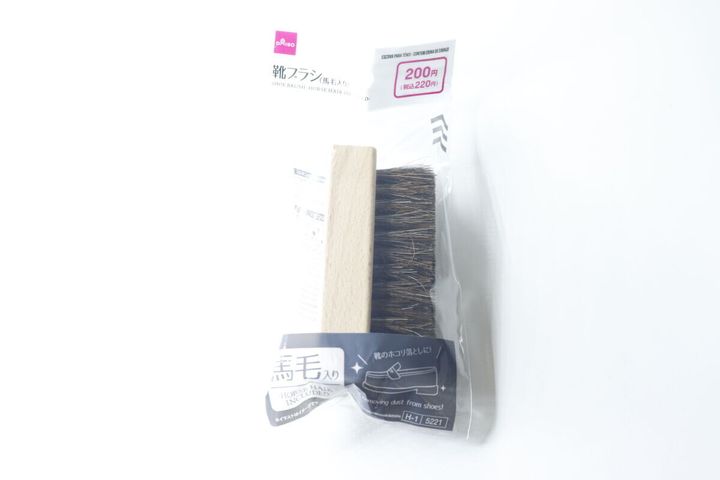 ダイソーの靴ブラシ（馬毛入り）のパッケージ