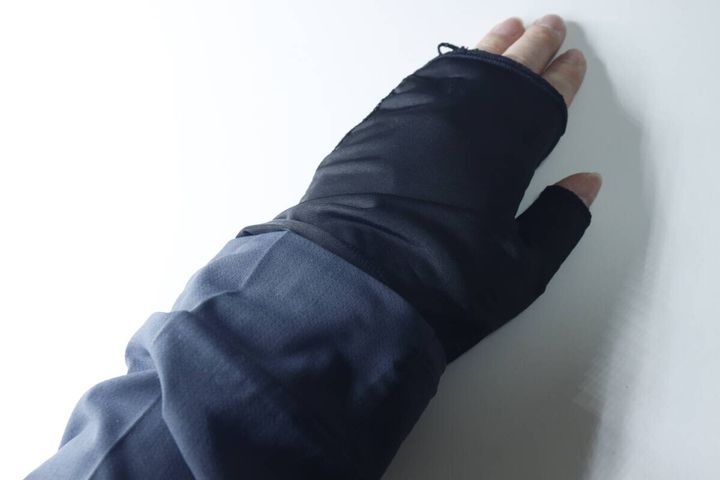 ダイソーショートアームカバー黒メッシュ手の甲日よけ対策