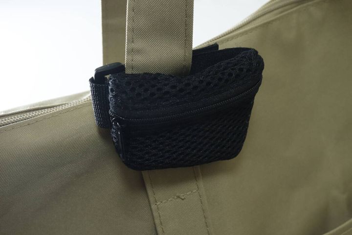 セリアのどこでもミニポーチをバッグに取り付けた状態