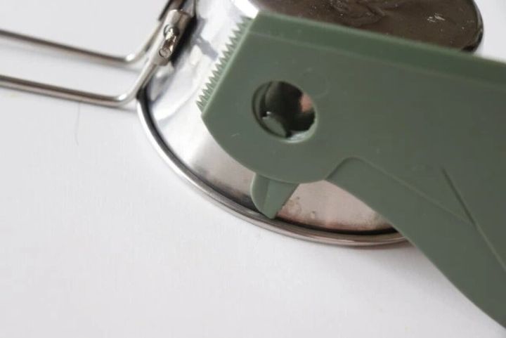 ダイソー ハンディスクレーパー（2種） 使用例 隙間掃除