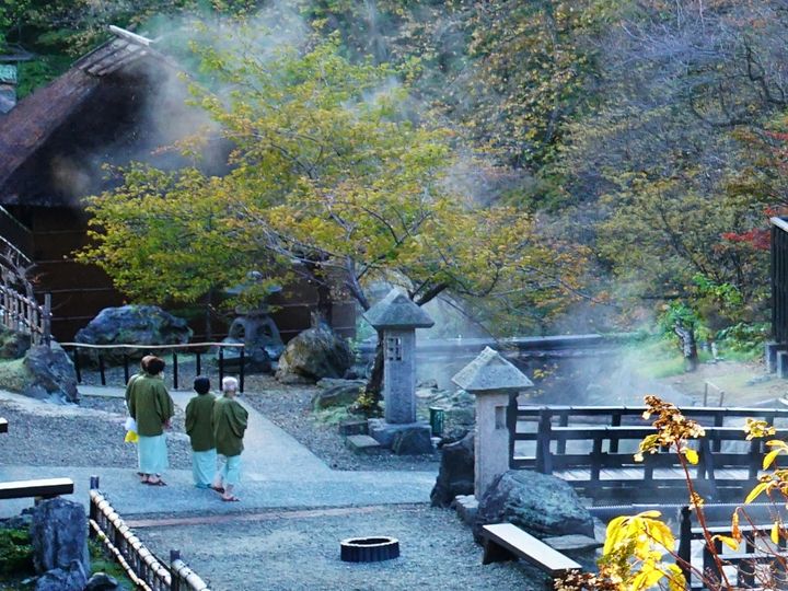開湯400年余の歴史を誇り、「奥州三高湯」の1つに数えられる福島県の名湯・高湯温泉。吾妻連峰の豊かな自然に囲まれ、一切の加水・加温を行わない100％源泉かけ流しの乳白色の湯が自慢です。静寂に包まれた秘湯感あふれる湯治場の魅力をご紹介します。