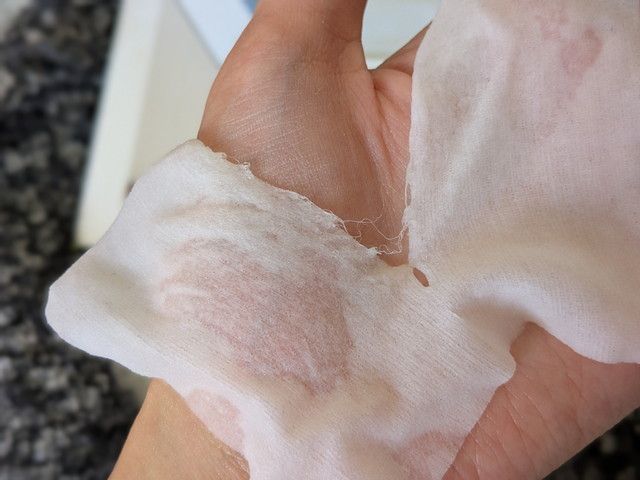 Wonjungyo モイストアップレディスキンパックのシートをミシン目で半分に切った様子。手で簡単に切れることが確認できる