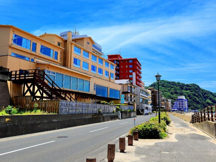 山形県鶴岡市に位置する湯野浜温泉は、開湯1000年の歴史を持つ日本海沿いの温泉郷です。日本の夕陽百選に選ばれた絶景の夕日や広大な砂浜が広がり、海水浴やマリンスポーツを楽しむ人からも人気。塩化物泉の温まる湯や、新鮮な海の幸が楽しめます。