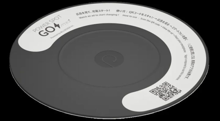 POWER SPOT GOロゴとQRコードが印字された円形ワイヤレス充電パッド本体の製品写真。グレー筐体で「広告を見て、充電スタート！」の使い方案内とQRコードが配置されている