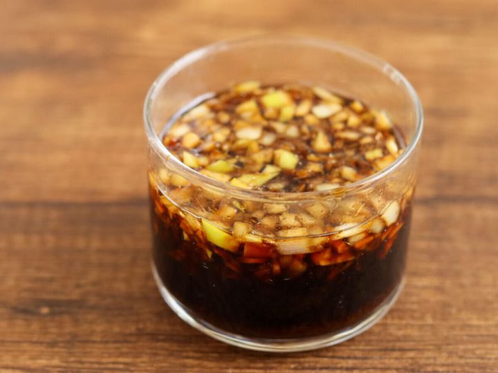 ガラス器に長ねぎのみじん切りとしょうが・にんにくをしょうゆで合わせた香味ねぎだれの俯瞰写真