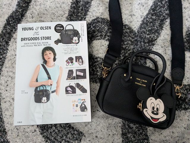 YOUNG & OLSEN The DRYGOODS STOREのムック本表紙とミッキーマウスのフェイスチャームポーチ付きショルダーバッグ