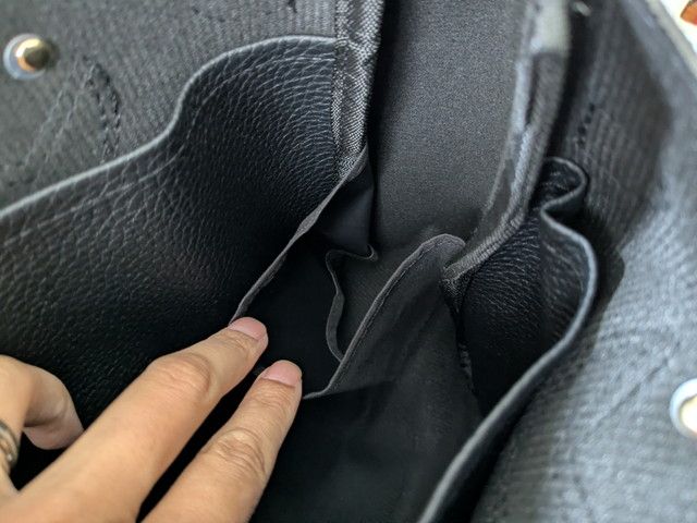 バッグ内側の収納ポケットアップ。幅広の内ポケットが確認できる