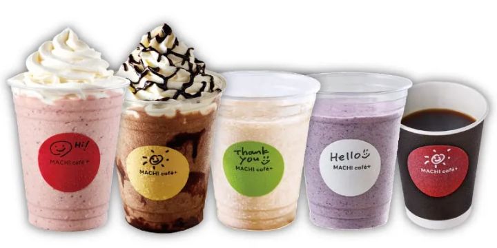 MACHI café＋の店内でドリンクを手作りするクルー