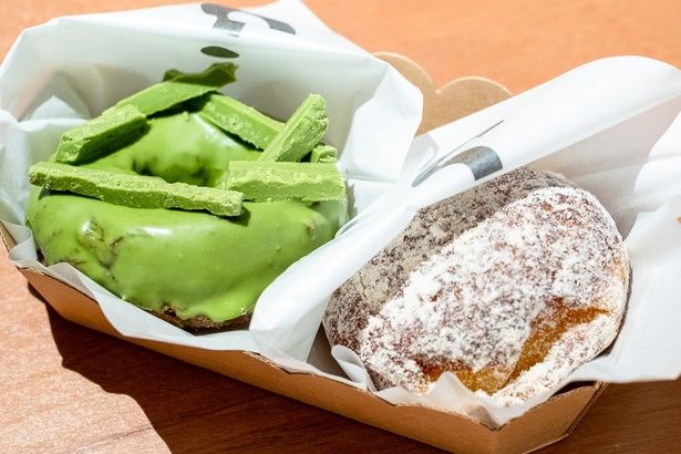オリジナルメニューの「I'm donut？オリジナル」(右、237円)と、「トリプル抹茶」(左、432円)も人気