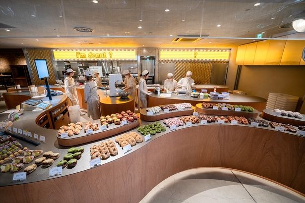 たくさんのドーナツがディスプレイに並ぶ「I'm donut？」の店舗