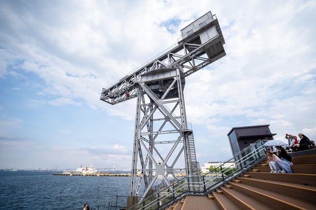 横浜ハンマーヘッドのシンボル、ハンマークレーンは、1914年(大正3年)に設置された、日本初の港湾荷役専用クレーン。近代化産業遺産として現物保存されている