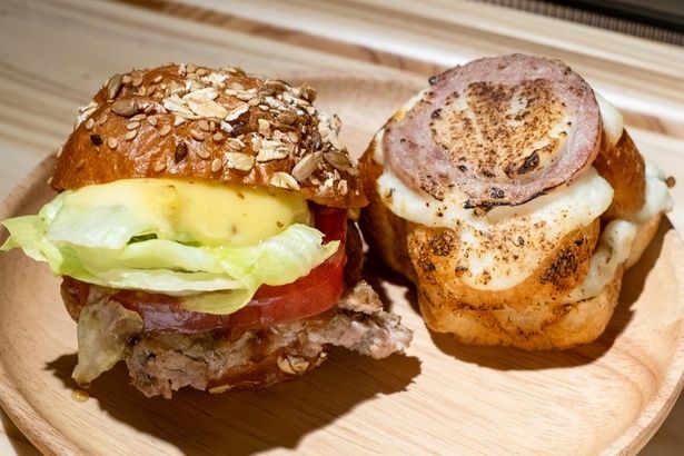 レギュラーメニューでは、「雲仙ハムのクロックムッシュ」(右、324円)と、「照り焼きバーガー」(左、388円)も、おすすめ