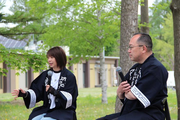 画像: 酒蔵見学を終えた髙木菜那さん(左)は、上川大雪酒造の副社長兼総杜氏・川端慎治氏(右)とのトークショーに臨み、来場者を盛り上げた。