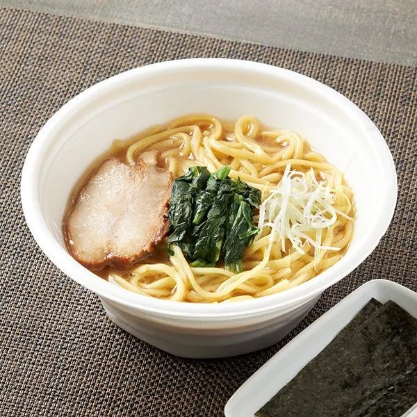 白生地といちご生地のクロワッサンにホイップをサンドした商品