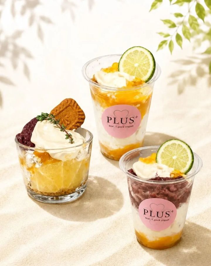 PLUS+カフェの夏限定3商品（グレープフルーツボウル・マンゴーヨーグルトシェイク・アサイーヨーグルトシェイク）を並べた商品撮影写真。ライム輪切りとロータスビスケットをトッピングした実物の見た目がわかる