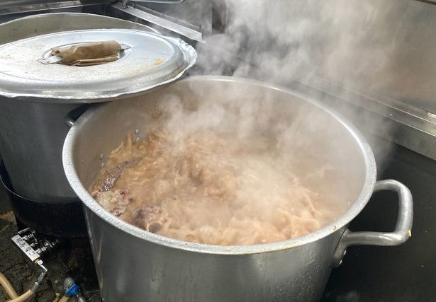 骨の量は1日約50キロにもなる。スーパーバーナーを用いた高火力で炊き続ける